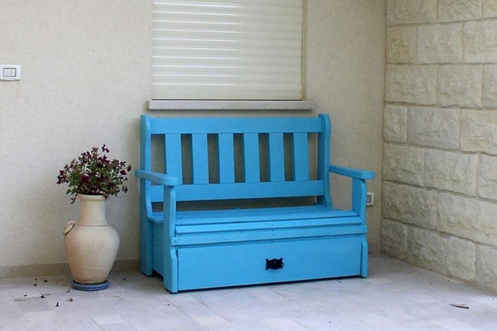 איך לחסוך בקניית רהיטים לגינה - ספסל אחסון